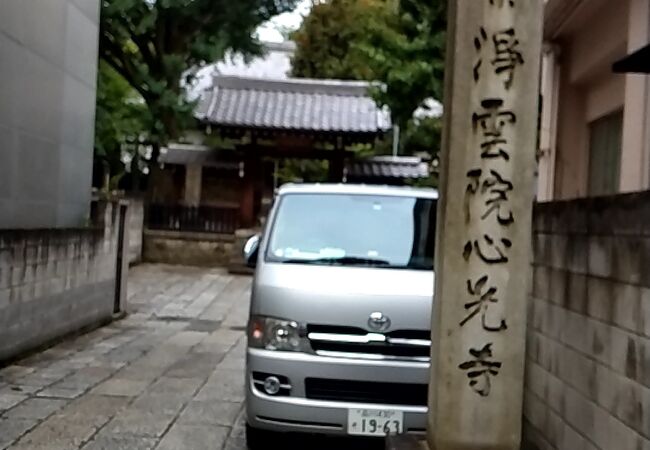 地下鉄の本駒込駅から白山駅に向かう通りは、ものすご～～～い人込みでした。