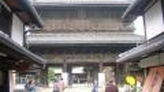 立派な山門が目印