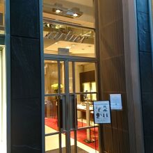 扉の陰にガードマンが立っている