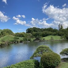豊富な水と緑豊かな大名庭園