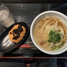 かけうどんとコロッケです