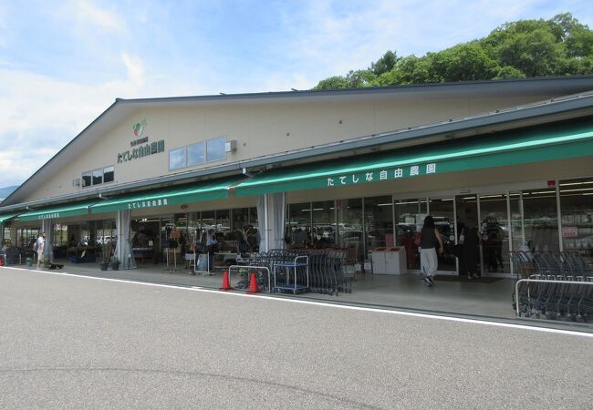 多くの観光客が訪れる物産直売所です