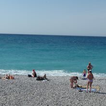 朝の海岸は比較的静か