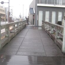 柴田公園南側に復元されている九十九橋の様子