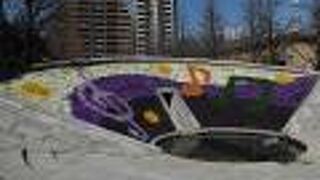 綺麗な花壇がある祈念碑