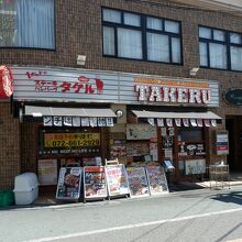 ド派手な看板が目印！