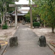 犬山城前観光案内所と同じ側に立地する神社