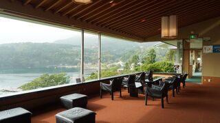 芦ノ湖を見下ろす高台にある立派な美術館