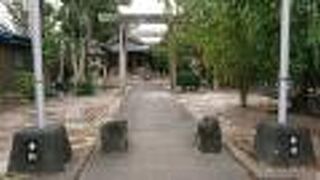 犬山城前観光案内所と同じ側に立地する神社