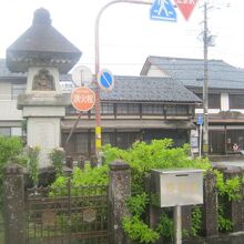 石灯籠地蔵尊から眺めた会館の様子