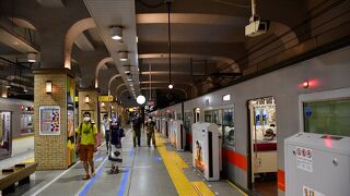 阪神は地下、阪急電車は地上の三宮駅