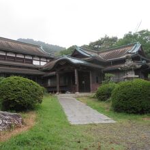 圧巻の大屋根です