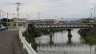 金倉川沿いの街道です