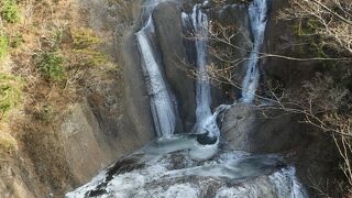 圧巻　氷結した　袋田の滝