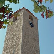 通りからは時計が見えないオスマン帝国時代の時計塔