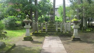 付近が義景公園として整備されています