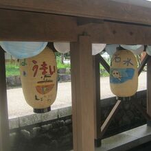 こんな提灯も吊るされています。夜は点灯するのかな？