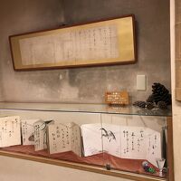 晶子の部屋は与謝野晶子・寛のかけ軸、野口雨情、林芙美子の色紙