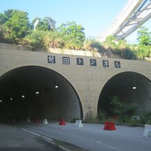 経塚駅からはこのトンネルを直進します