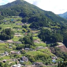 向かいの山から眺めた落合集落、晴耕・雨読は右下の杉林の手前