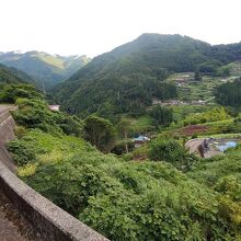 晴耕雨読の前の道路からの景色