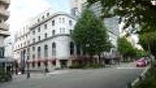 山下公園に沿って走る幹線道路