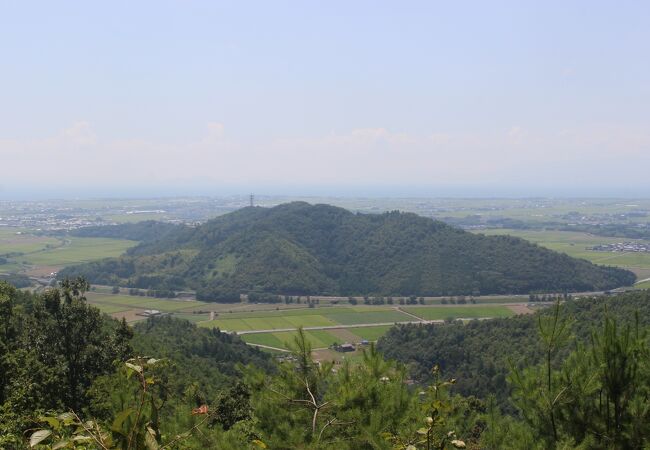 小谷城から虎御前山の全景がよく見えます