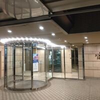 ポートライナー駅側のエントランス