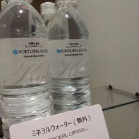 無料サービスのミネラルウォーター