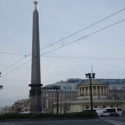 サンクトペテルブルクのモスクワ駅前の蜂起広場に記念碑があります。