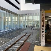 線路が駅舎を貫いています。