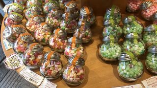可愛い瓶に入った金平糖や京飴がとてもカラフルでお土産品におすすめな「まるん」