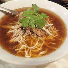 ネギとチャーシューの麺、コショウがきいてて美味