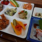 明るい店内！種類が多いビュッフェランチ