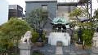 松屋の屋上、緑に囲まれた一角に鎮座しています