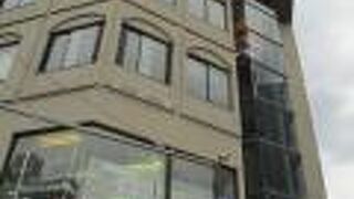 ビルの上のコックさん人形