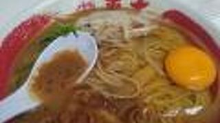生卵をのせるラーメン