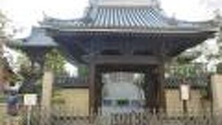 歴史のある山門