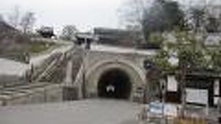 鶴形山に掘られたトンネル