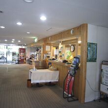 入ってすぐ右にカウンターがある　従業員の方の応も好感が持てる