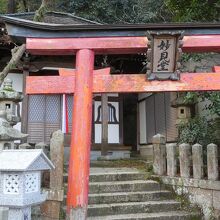 石段半ばの　お社妙見堂です