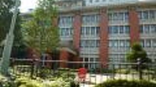 1926年に建築されたビルのファサードを保存しています