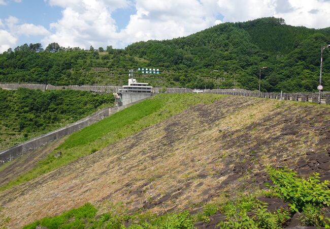 木曽川源流に近いロックフィルダム　（味噌川ダム）