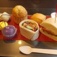 ティータイム。チリコンカンやサーモンサンドなど。