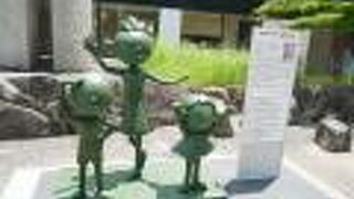 そこそこに、サザエさん一家の銅像が