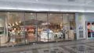 旅行者には重宝する小さなショッピングモール