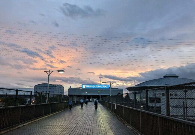 改札入口は混み合う