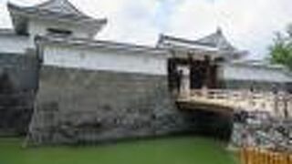 東御門の高麗門から訪問しました