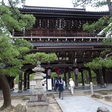 お土産店が立ち並ぶ 賑やかな通りにあります。