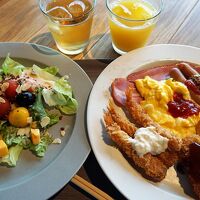 ゲートハウスの食事。味噌カツとエビフライも。